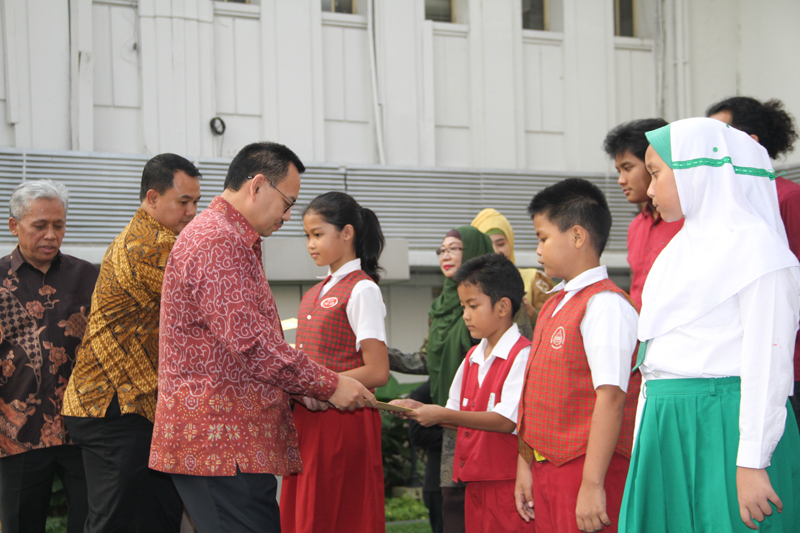 792 orang Siswa SD, 350 orang SLTP dan 263 SLTA Terima Beasiswa